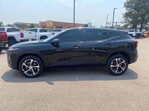 Used 2025 Chevrolet Trax RS w/ Sunroof Package FWD image 2