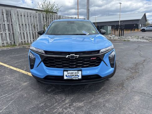 Used 2024 Chevrolet Trax RS w/ Driver Confidence Package FWD image 2