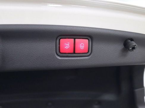 Used 2023 Mercedes-Benz C 300 4MATIC Sedan image 40