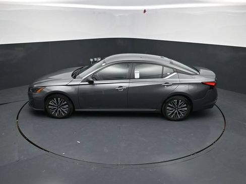 Used 2025 Nissan Altima 2.5 SV FWD image 53