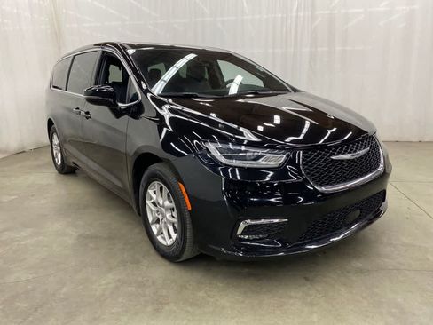 Used 2025 Chrysler Pacifica Select FWD image 8