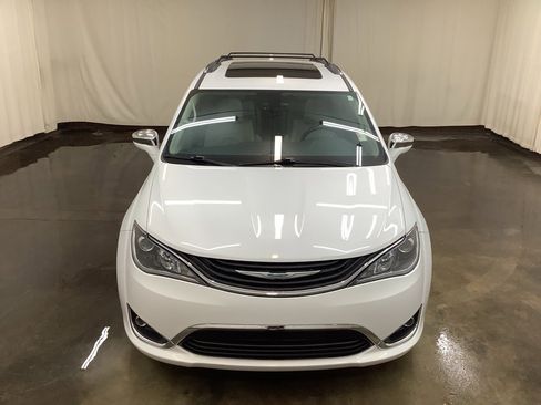 Used 2019 Chrysler Pacifica Limited image 3