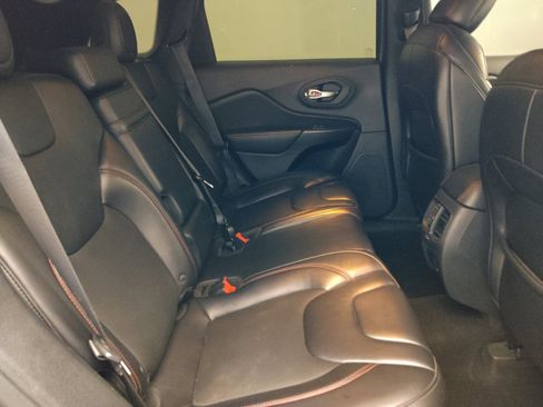 Used 2019 Jeep Cherokee Trailhawk w/ Comfort/Convenience Group AWD/4WD image 19