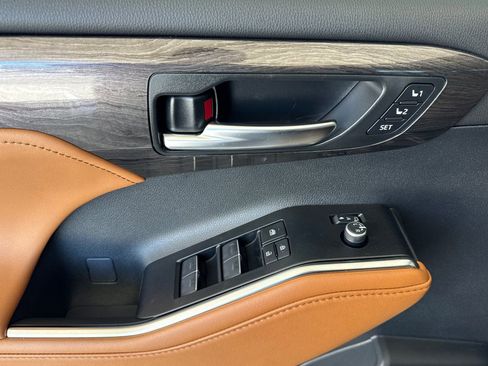 New 2026 Toyota Highlander Platinum image 10