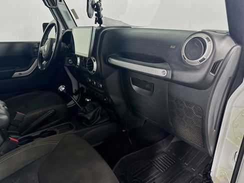 Used 2017 Jeep Wrangler Unlimited Sahara AWD/4WD image 29