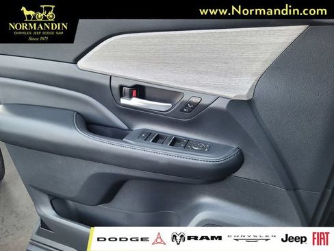 Used 2024 Toyota Grand Highlander AWD image 13