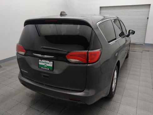 Used 2023 Chrysler Voyager LX FWD image 7