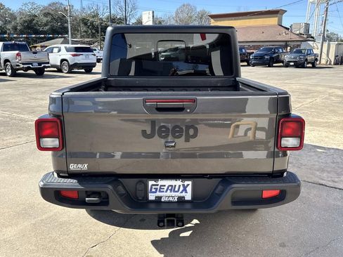 Used 2023 Jeep Gladiator Sport image 10