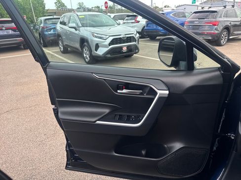 Used 2025 Toyota RAV4 XLE AWD/4WD image 33