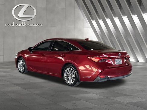 Used 2022 Toyota Avalon XLE w/ Moonroof Package image 2