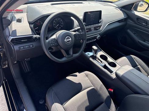 Used 2025 Nissan Altima 2.5 S FWD image 17