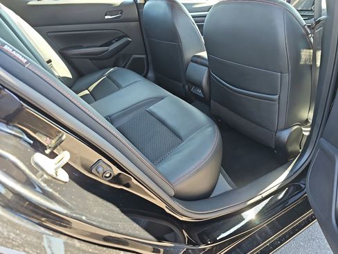 Used 2024 Nissan Altima 2.5 SR FWD image 12