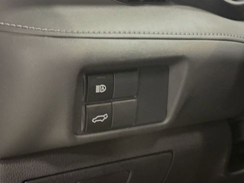 Used 2021 Toyota Highlander XLE image 12