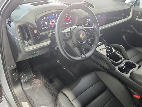 Certified 2025 Porsche Cayenne AWD/4WD image 4
