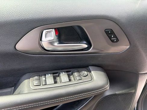 Used 2025 Chrysler Pacifica Select FWD image 27