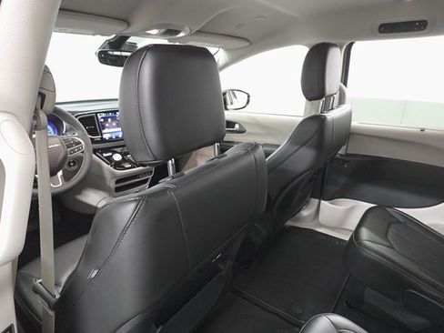 Used 2024 Chrysler Pacifica Touring-L image 22