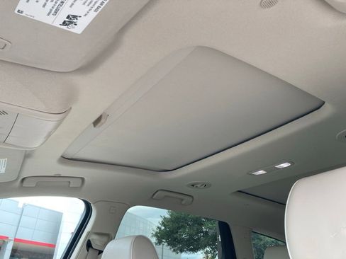 Used 2022 Buick Enclave Avenir w/ Avenir Technology Package FWD image 16