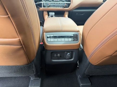 Used 2025 Nissan Pathfinder Platinum image 33