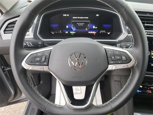 Used 2023 Volkswagen Tiguan SE image 9
