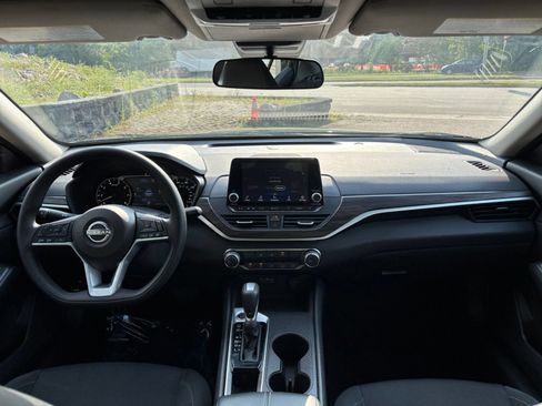 Used 2025 Nissan Altima 2.5 SV FWD image 29
