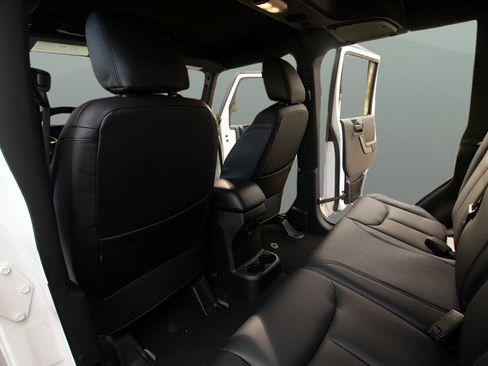 Used 2018 Jeep Wrangler Unlimited Sport S AWD/4WD image 29