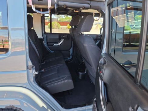 Used 2014 Jeep Wrangler Unlimited Sahara w/ Connectivity Group AWD/4WD image 22