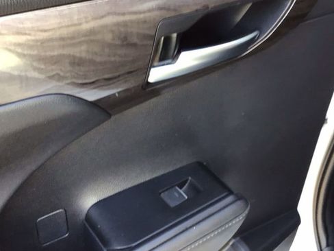 Used 2023 Toyota Highlander Limited image 15