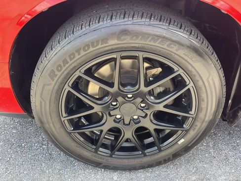 Used 2015 Dodge Challenger SXT RWD image 7
