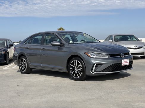 Used 2025 Volkswagen Jetta SE FWD image 2