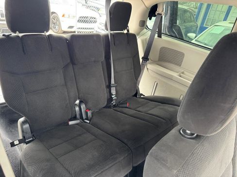 Used 2017 Dodge Grand Caravan SE w/ UConnect Hands-Free Group image 12