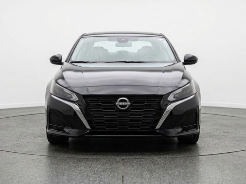 Used 2025 Nissan Altima 2.5 SV FWD image 2