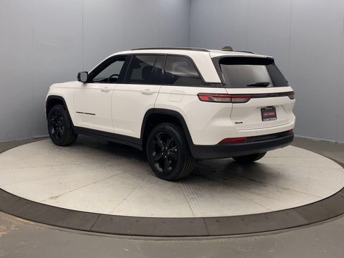 Used 2023 Jeep Grand Cherokee Altitude AWD/4WD image 3