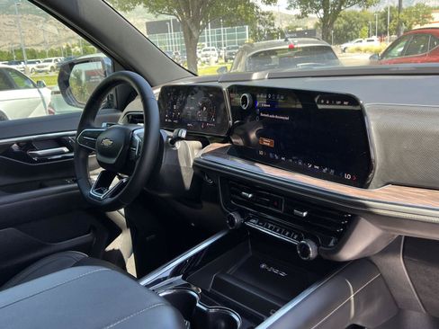 Used 2025 Chevrolet Suburban Premier AWD/4WD image 20