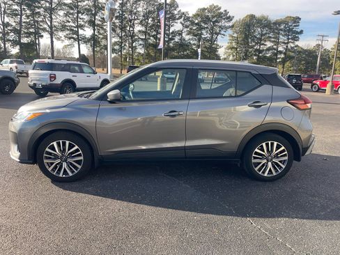 Used 2023 Nissan Kicks SV image 3