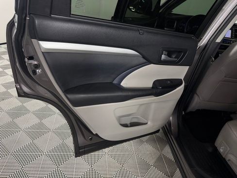 Used 2016 Toyota Highlander XLE AWD/4WD image 25