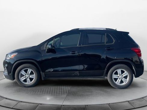 Used 2022 Chevrolet Trax LT w/ LT Convenience Package image 2