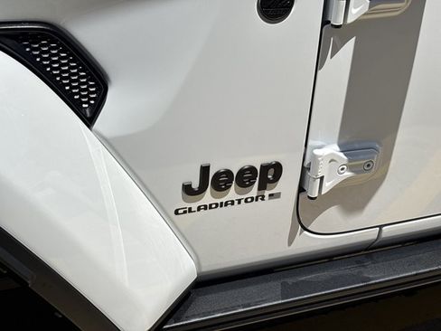 Used 2024 Jeep Gladiator Sport AWD/4WD image 12