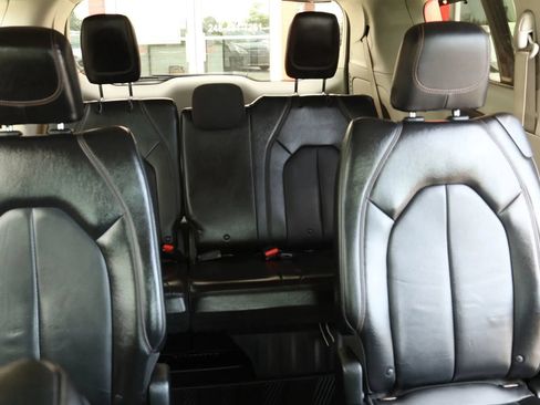 Used 2018 Chrysler Pacifica Touring-L FWD image 45
