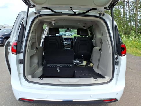 Used 2024 Chrysler Pacifica Touring-L FWD image 16