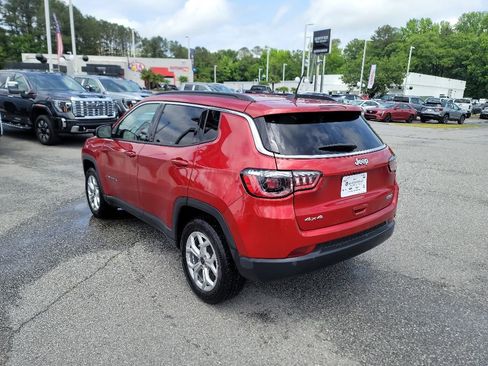 Used 2025 Jeep Compass Latitude AWD/4WD image 5