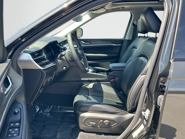 Used 2023 Jeep Grand Cherokee 4WD 4xe w/ Luxury Tech Group II image 16