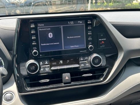 Used 2020 Toyota Highlander L FWD image 19