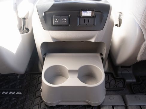 Used 2020 Toyota Sienna LE image 17