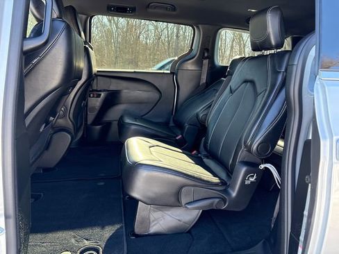 Used 2026 Chrysler Pacifica Select image 16