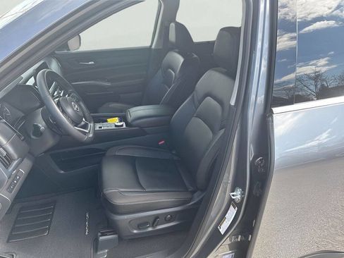 Used 2025 Nissan Pathfinder SL AWD/4WD image 12