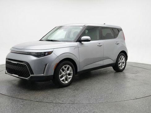 Used 2025 Kia Soul LX w/ LX Technology Package FWD image 3