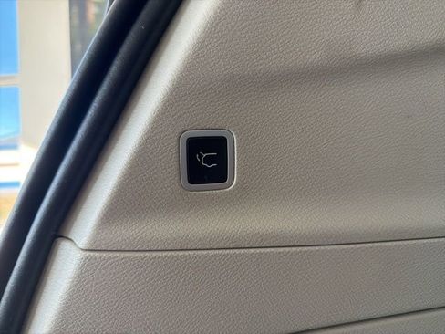 Used 2024 Chrysler Pacifica Touring-L image 9