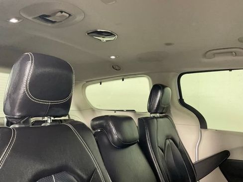 Used 2022 Chrysler Pacifica Touring-L w/ Uconnect Theater Family Group FWD image 20