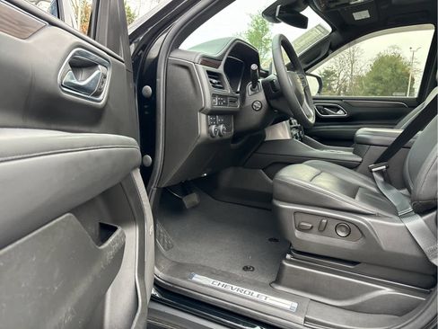 Used 2023 Chevrolet Suburban LT w/ Luxury Package image 8