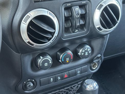 Used 2014 Jeep Wrangler Unlimited Rubicon w/ Connectivity Group AWD/4WD image 20
